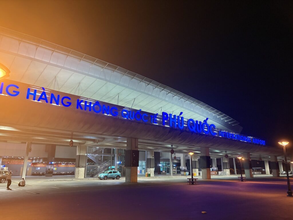 旅 ベトナム フーコック島 空港 深夜