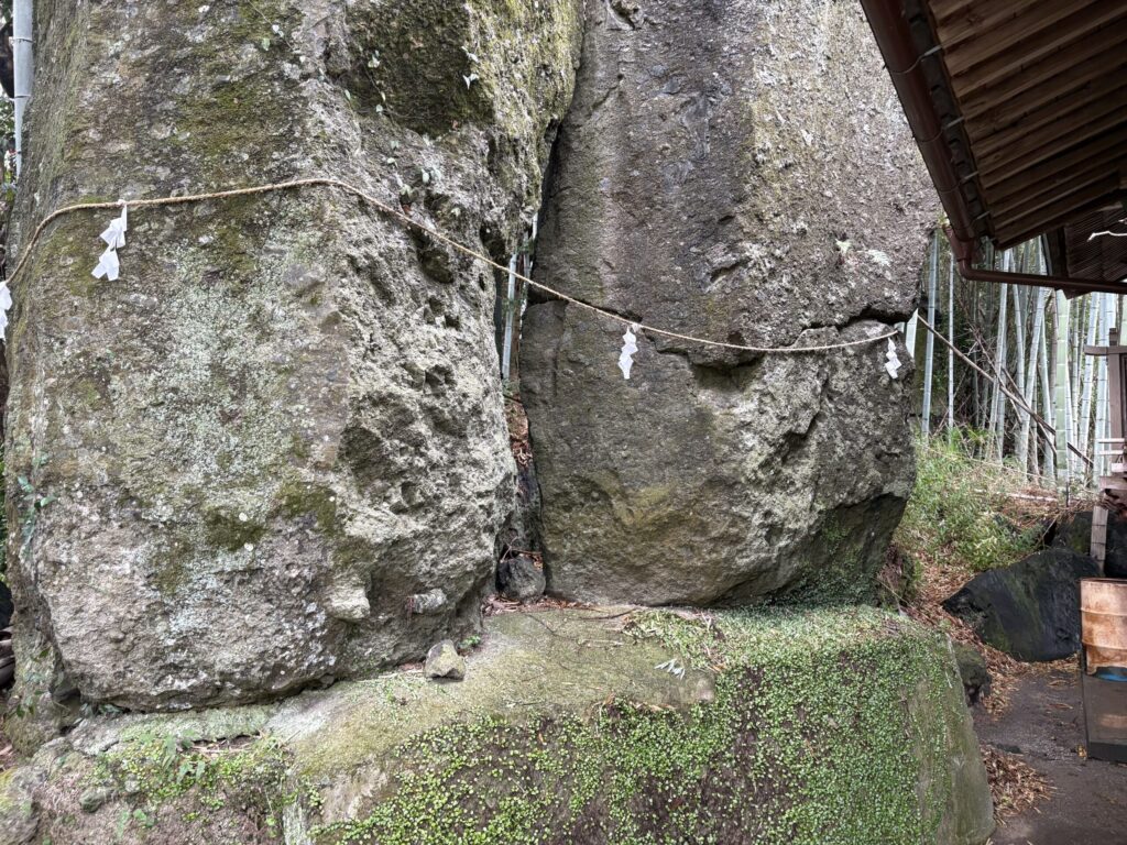 旅　旅行　国内旅行　大分　竹田市　熊本　南小国町　磐座　メンヒル　ドルメン　ストーンサークル　遺跡　神社　寺　満願寺　満願寺温泉　川湯　温泉　露天風呂　柱立神社　鶴原メンヒル　巨石信仰　鳥居龍蔵　考古学　史学　周遊　
