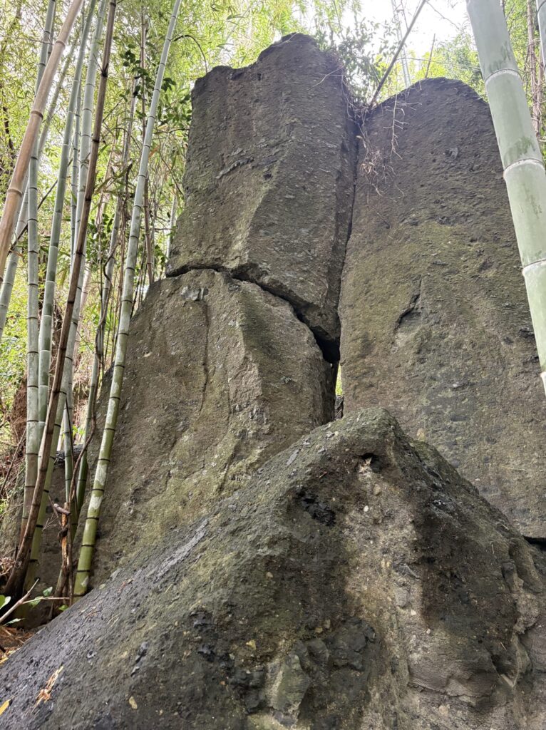 旅　旅行　国内旅行　大分　竹田市　熊本　南小国町　磐座　メンヒル　ドルメン　ストーンサークル　遺跡　神社　寺　満願寺　満願寺温泉　川湯　温泉　露天風呂　柱立神社　鶴原メンヒル　巨石信仰　鳥居龍蔵　考古学　史学　周遊　