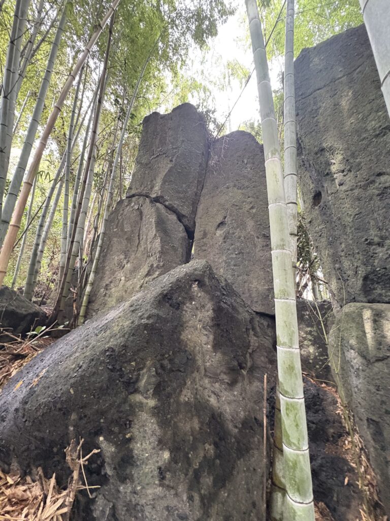 旅　旅行　国内旅行　大分　竹田市　熊本　南小国町　磐座　メンヒル　ドルメン　ストーンサークル　遺跡　神社　寺　満願寺　満願寺温泉　川湯　温泉　露天風呂　柱立神社　鶴原メンヒル　巨石信仰　鳥居龍蔵　考古学　史学　周遊　