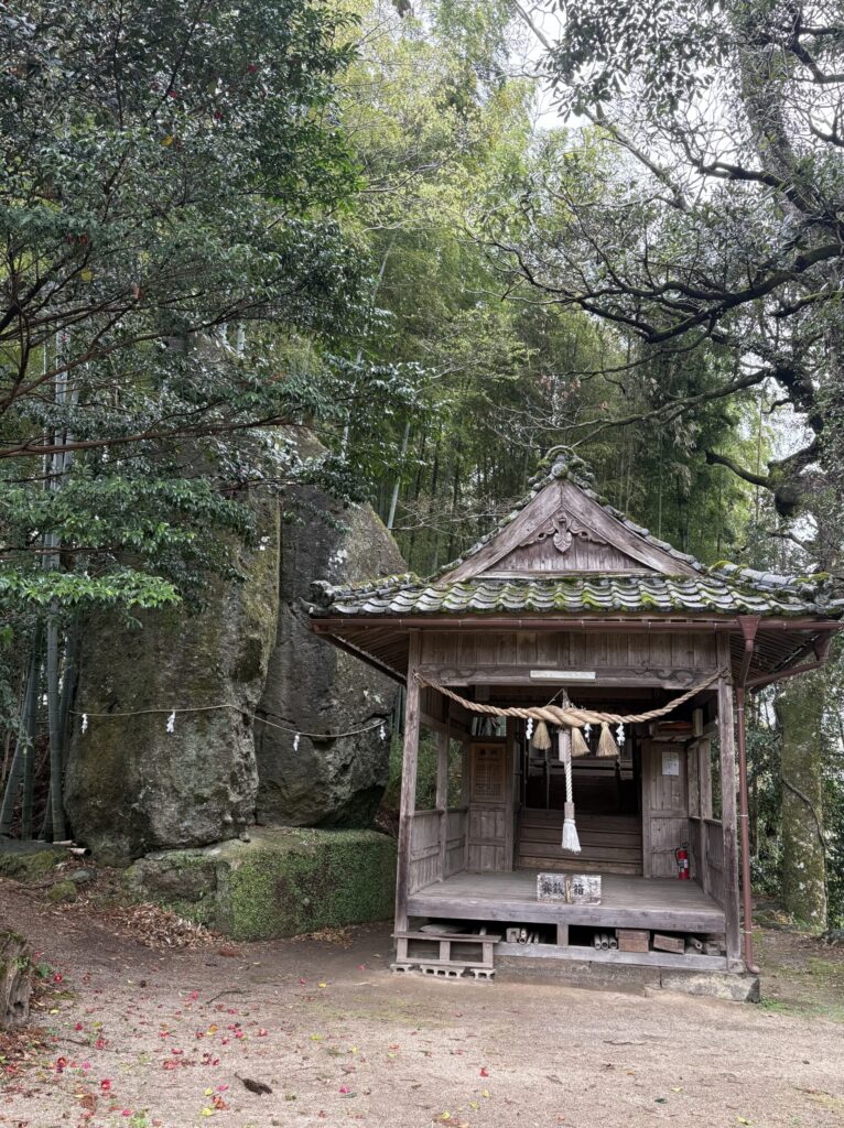 旅　旅行　国内旅行　大分　竹田市　熊本　南小国町　磐座　メンヒル　ドルメン　ストーンサークル　遺跡　神社　寺　満願寺　満願寺温泉　川湯　温泉　露天風呂　柱立神社　鶴原メンヒル　巨石信仰　鳥居龍蔵　考古学　史学　周遊　
