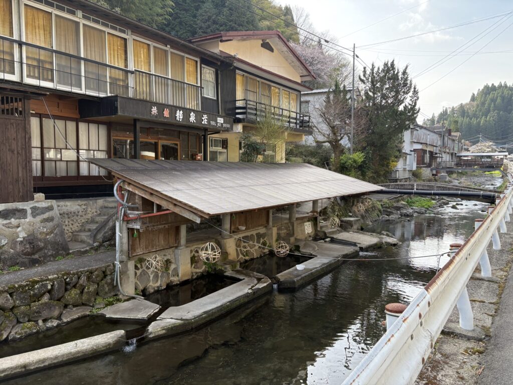 旅　旅行　国内旅行　大分　竹田市　熊本　南小国町　磐座　メンヒル　ドルメン　ストーンサークル　遺跡　神社　寺　満願寺　満願寺温泉　川湯　温泉　露天風呂　柱立神社　鶴原メンヒル　巨石信仰　鳥居龍蔵　考古学　史学　周遊　