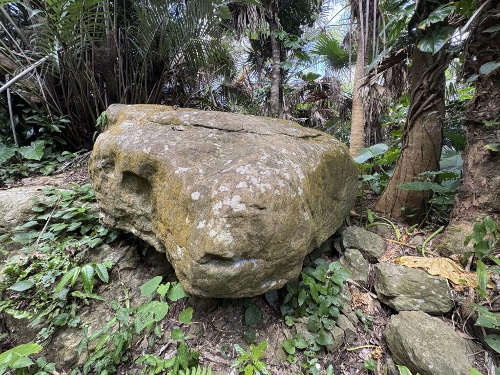 旅、旅行、与那国、与那国島、八重山、沖縄、磐座、岩、拝所、、ハト、鳥、船、パパイヤ御嶽、知られざる、巨石、文明、巨石文明、失われた、探検、冒険、遺物、遺構、発見、好奇心、山、石造物、顔、蛇、女神、三女神、亀、海神、綿津見、太古、海底遺跡、海、ビーチ、気になる