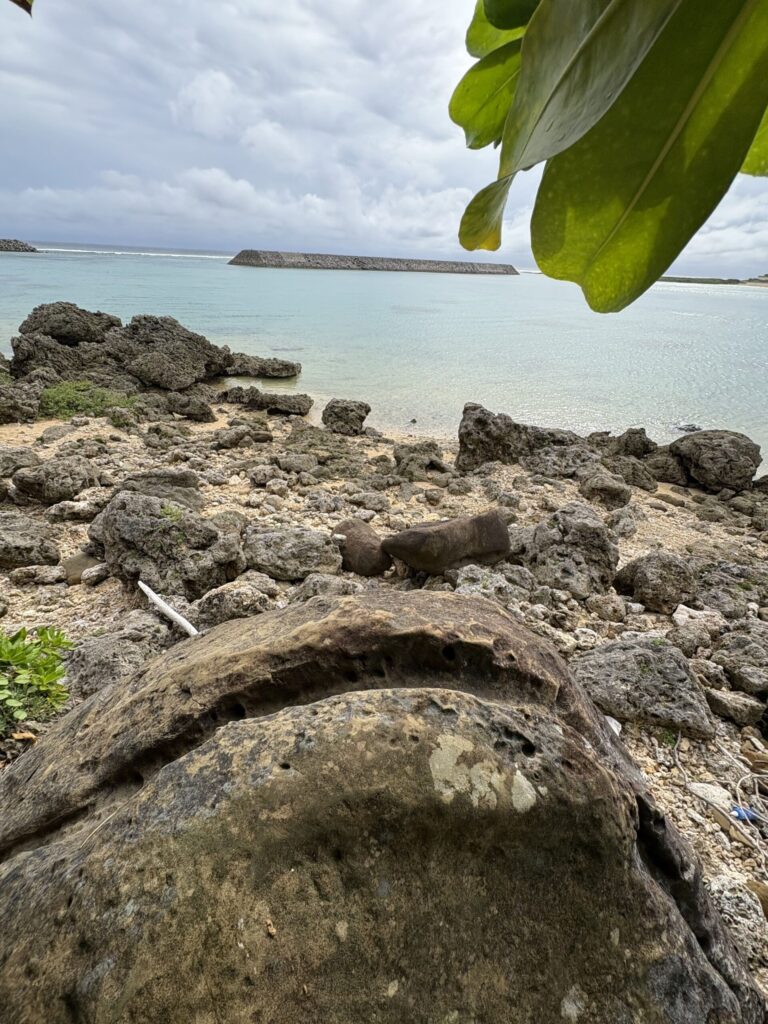 ミミシ,旅、旅行、与那国、与那国島、八重山、沖縄、磐座、岩、拝所、御嶽、知られざる、巨石、文明、巨石文明、失われた、探検、冒険、遺物、遺構、発見、好奇心、山、石造物、顔、蛇、女神、三女神、亀、海神、綿津見、太古、海底遺跡、海、ビーチ、気になる、ハト、鳥、船