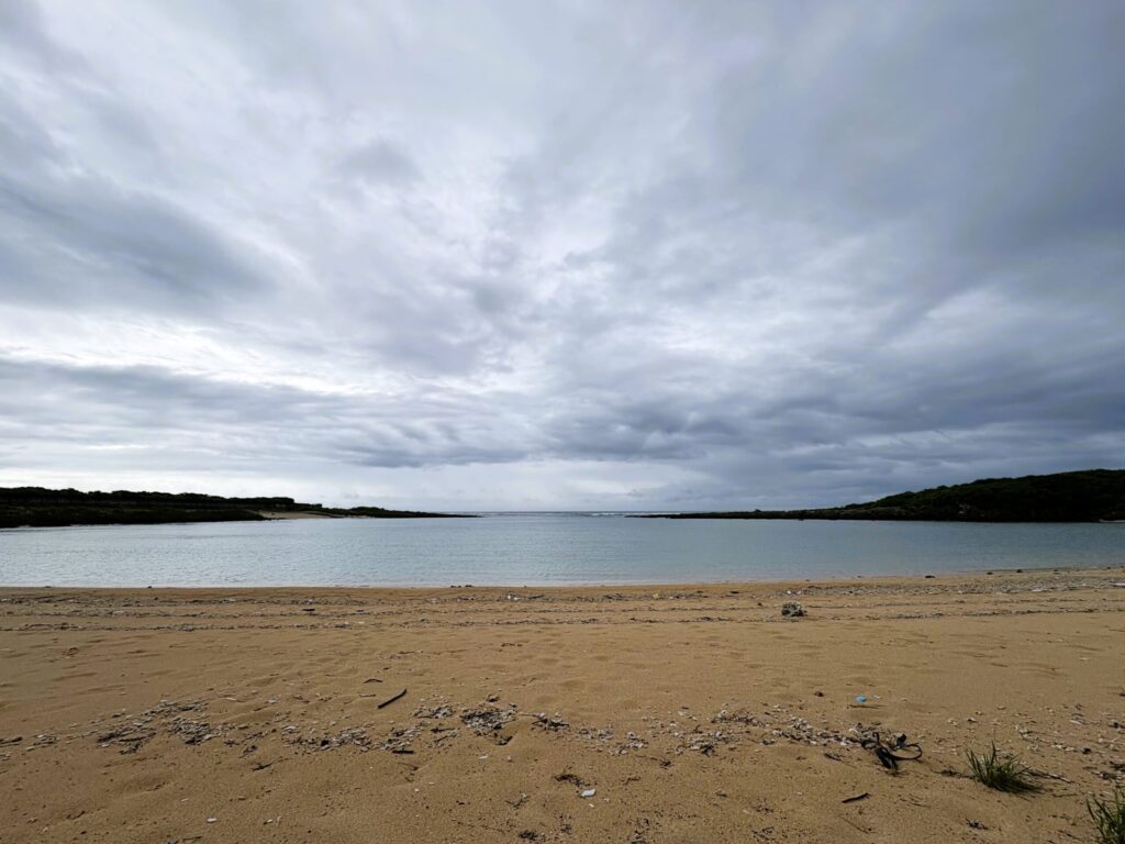 ミミシ,旅、旅行、与那国、与那国島、八重山、沖縄、磐座、岩、拝所、御嶽、知られざる、巨石、文明、巨石文明、失われた、探検、冒険、遺物、遺構、発見、好奇心、山、石造物、顔、蛇、女神、三女神、亀、海神、綿津見、太古、海底遺跡、海、ビーチ、気になる、ハト、鳥、船