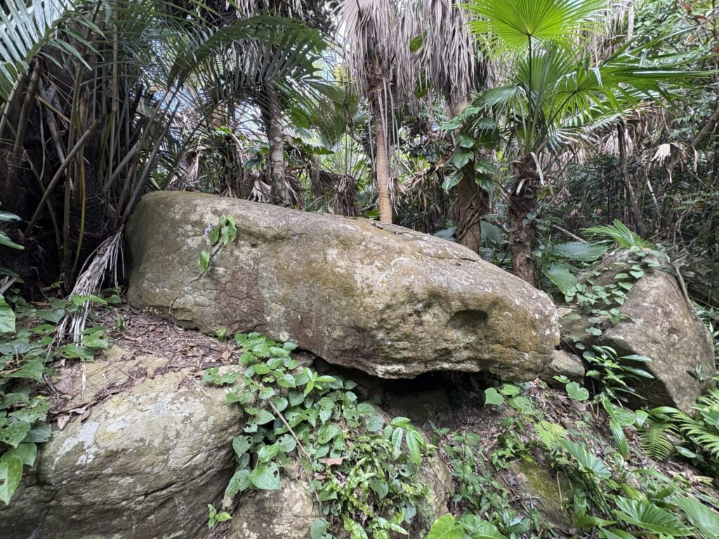 旅、旅行、与那国、与那国島、八重山、沖縄、磐座、岩、拝所、御嶽、知られざる、巨石、文明、巨石文明、失われた、探検、冒険、遺物、遺構、発見、好奇心、山、石造物、顔、蛇、女神、三女神、亀、海神、綿津見、太古、海底遺跡、海、ビーチ、気になる、ハト、鳥、船