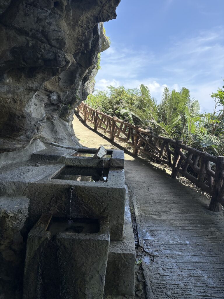 沖縄　八重山　与那国　旅　旅行　祖納　久部良　比川　観光　おすすめ　絶景　ディープ　パワースポット　聖地　御嶽　泡盛　どなん　日本最西端　冒険　探検　放浪　秘境　ビーチ　島　酒造所　ジャングル　クバ　花酒　Drコトー　ティンダバナ　サンニヌ台　立神　サンアイ・イソバ　久部良バリ　