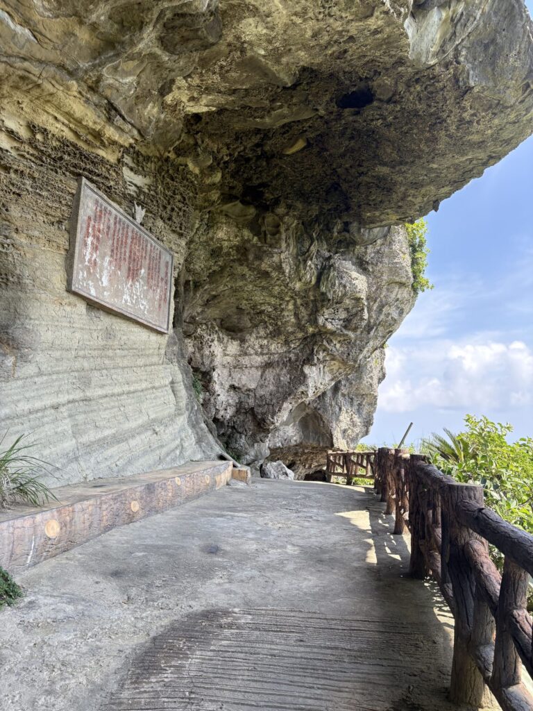 沖縄　八重山　与那国　旅　旅行　祖納　久部良　比川　観光　おすすめ　絶景　ディープ　パワースポット　聖地　御嶽　泡盛　どなん　日本最西端　冒険　探検　放浪　秘境　ビーチ　島　酒造所　ジャングル　クバ　花酒　Drコトー　ティンダバナ　サンニヌ台　立神　サンアイ・イソバ　久部良バリ　東崎　西崎　灯台　与那国馬　固有種　昆虫　生物　国境　台湾　黒潮　自衛隊　基地　カタブル浜　女神　磐座　三女神　岩　　マチリ　トゥニ　ビディリ　ビジュル　砂浜　拝所　崖墓　崖葬墓　ハト　カメ　海底遺跡　古代遺跡　ムー　レムリア　神殿　ストーンサークル　人面石　
