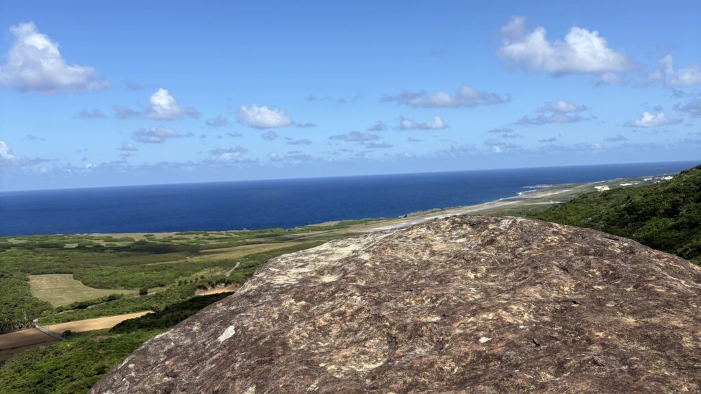 ミミシ、旅、旅行、与那国、与那国島、八重山、沖縄、磐座、岩、拝所、御嶽、知られざる、巨石、文明、巨石文明、失われた、探検、冒険、遺物、遺構、発見、好奇心、山、石造物、顔、蛇、女神、三女神、亀、海神、綿津見、太古、海底遺跡、海、ビーチ、気になる、ハト、鳥、船、パパイヤ