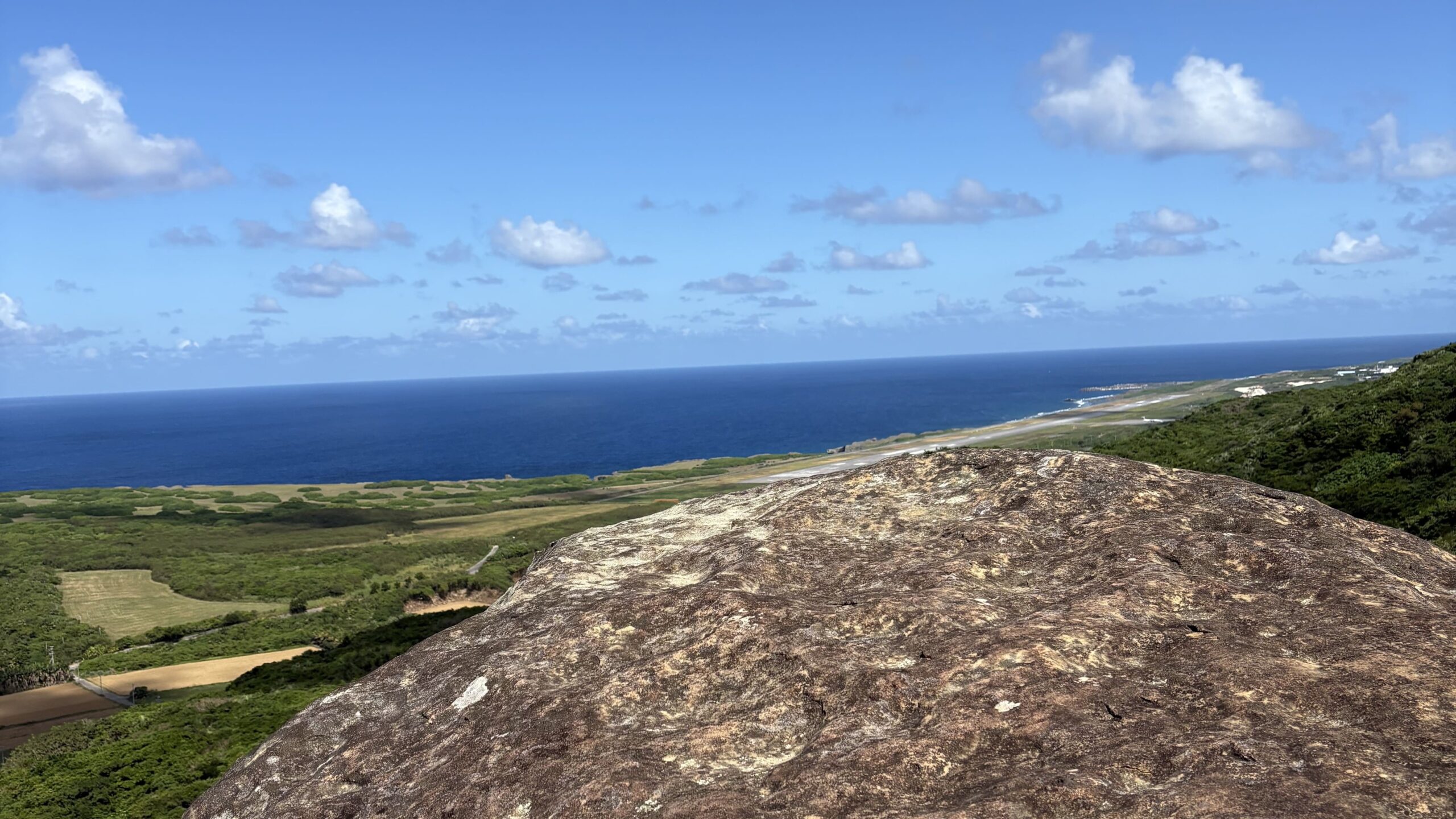 ミミシ、旅、旅行、与那国、与那国島、八重山、沖縄、磐座、岩、拝所、御嶽、知られざる、巨石、文明、巨石文明、失われた、探検、冒険、遺物、遺構、発見、好奇心、山、石造物、顔、蛇、女神、三女神、亀、海神、綿津見、太古、海底遺跡、海、ビーチ、気になる、ハト、鳥、船、パパイヤ