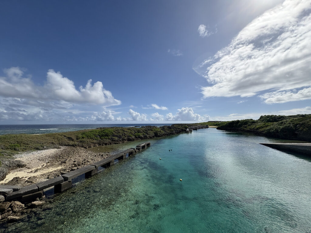 沖縄　八重山　与那国　旅　旅行　祖納　久部良　比川　観光　おすすめ　絶景　ディープ　パワースポット　聖地　御嶽　泡盛　どなん　日本最西端　冒険　探検　放浪　秘境　ビーチ　島　酒造所　ジャングル　クバ　花酒　Drコトー　ティンダバナ　サンニヌ台　立神　サンアイ・イソバ　久部良バリ　東崎　西崎　灯台　与那国馬　固有種　昆虫　生物　国境　台湾　黒潮　自衛隊　基地　カタブル浜　女神　磐座　三女神　岩　　マチリ　トゥニ　ビディリ　ビジュル　砂浜　拝所　崖墓　崖葬墓　ハト　カメ　海底遺跡　古代遺跡　ムー　レムリア　神殿　ストーンサークル　人面石　