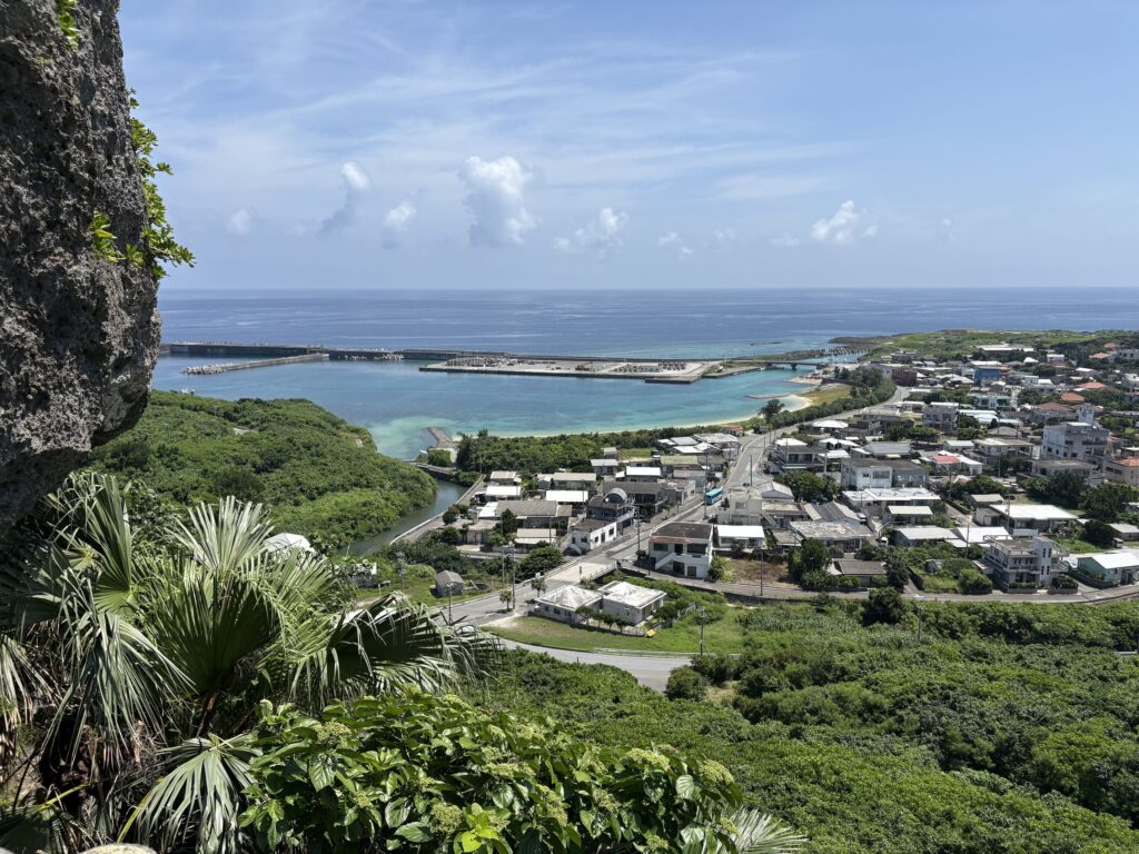 沖縄　八重山　与那国　旅　旅行　祖納　久部良　比川　観光　おすすめ　絶景　ディープ　パワースポット　聖地　御嶽　泡盛　どなん　日本最西端　冒険　探検　放浪　秘境　ビーチ　島　酒造所　ジャングル　クバ　花酒　Drコトー　ティンダバナ　サンニヌ台　立神　サンアイ・イソバ　久部良バリ　東崎　西崎　灯台　与那国馬　固有種　昆虫　生物　国境　台湾　黒潮　自衛隊　基地　カタブル浜　女神　磐座　三女神　岩　　マチリ　トゥニ　ビディリ　ビジュル　砂浜　拝所　崖墓　崖葬墓　ハト　カメ　海底遺跡　古代遺跡　ムー　レムリア　神殿　ストーンサークル　人面石　
