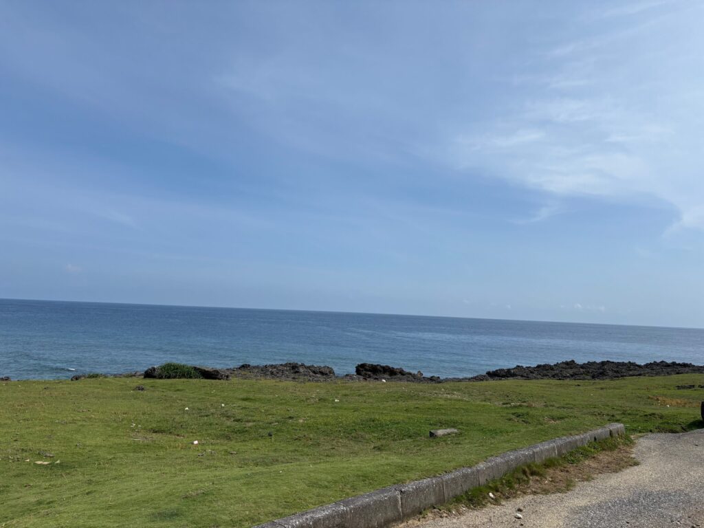 沖縄　八重山　与那国　旅　旅行　祖納　久部良　比川　観光　おすすめ　絶景　ディープ　パワースポット　聖地　御嶽　泡盛　どなん　日本最西端　冒険　探検　放浪　秘境　ビーチ　島　酒造所　ジャングル　クバ　花酒　Drコトー　ティンダバナ　サンニヌ台　立神　サンアイ・イソバ　久部良バリ　東崎　西崎　灯台　与那国馬　固有種　昆虫　生物　国境　台湾　黒潮　自衛隊　基地　カタブル浜　女神　磐座　三女神　岩　　マチリ　トゥニ　ビディリ　ビジュル　砂浜　拝所　崖墓　崖葬墓　ハト　カメ　海底遺跡　古代遺跡　ムー　レムリア　神殿　ストーンサークル　人面石　アリシ