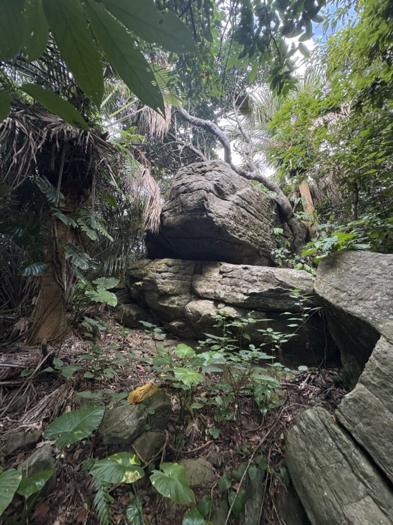 旅、旅行、与那国、与那国島、八重山、沖縄、磐座、岩、拝所、御嶽、知られざる、巨石、文明、巨石文明、失われた、探検、冒険、遺物、遺構、発見、好奇心、山、石造物、顔、蛇、女神、三女神、亀、海神、綿津見、太古、海底遺跡、海、ビーチ、気になる、ハト、鳥、船