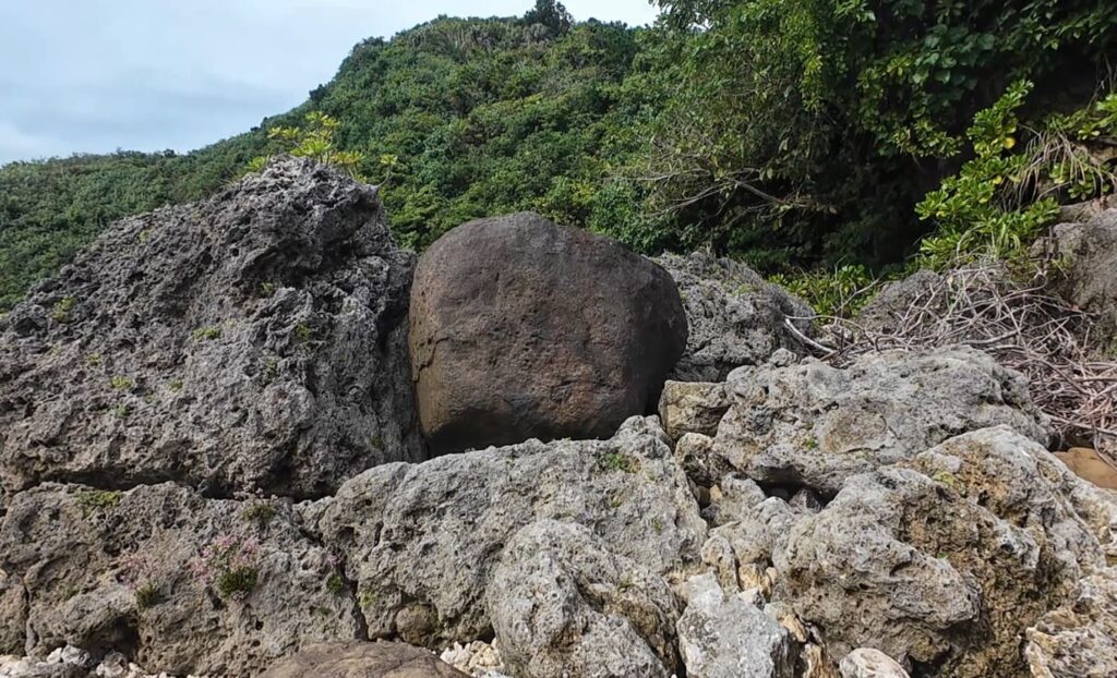 ミミシ,旅、旅行、与那国、与那国島、八重山、沖縄、磐座、岩、拝所、御嶽、知られざる、巨石、文明、巨石文明、失われた、探検、冒険、遺物、遺構、発見、好奇心、山、石造物、顔、蛇、女神、三女神、亀、海神、綿津見、太古、海底遺跡、海、ビーチ、気になる、ハト、鳥、船