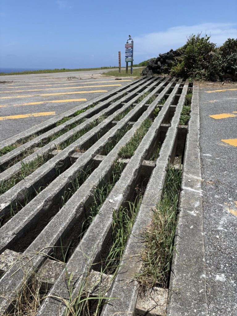 沖縄　八重山　与那国　旅　旅行　祖納　久部良　比川　観光　おすすめ　絶景　ディープ　パワースポット　聖地　御嶽　泡盛　どなん　日本最西端　冒険　探検　放浪　秘境　ビーチ　島　酒造所　ジャングル　クバ　花酒　Drコトー　ティンダバナ　サンニヌ台　立神　サンアイ・イソバ　久部良バリ　東崎　西崎　灯台　与那国馬　固有種　昆虫　生物　国境　台湾　黒潮　自衛隊　基地　カタブル浜　女神　磐座　三女神　岩　　マチリ　トゥニ　ビディリ　ビジュル　砂浜　拝所　崖墓　崖葬墓　ハト　カメ　海底遺跡　古代遺跡　ムー　レムリア　神殿　ストーンサークル　人面石　