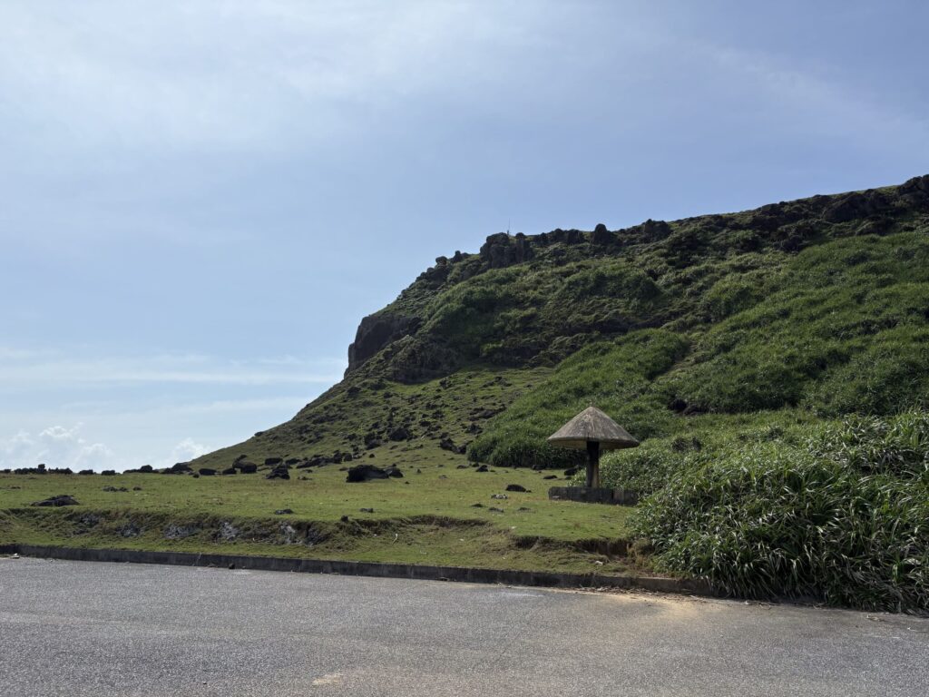 沖縄　八重山　与那国　旅　旅行　祖納　久部良　比川　観光　おすすめ　絶景　ディープ　パワースポット　聖地　御嶽　泡盛　どなん　日本最西端　冒険　探検　放浪　秘境　ビーチ　島　酒造所　ジャングル　クバ　花酒　Drコトー　ティンダバナ　サンニヌ台　立神　サンアイ・イソバ　久部良バリ　東崎　西崎　灯台　与那国馬　固有種　昆虫　生物　国境　台湾　黒潮　自衛隊　基地　カタブル浜　女神　磐座　三女神　岩　　マチリ　トゥニ　ビディリ　ビジュル　砂浜　拝所　崖墓　崖葬墓　ハト　カメ　海底遺跡　古代遺跡　ムー　レムリア　神殿　ストーンサークル　