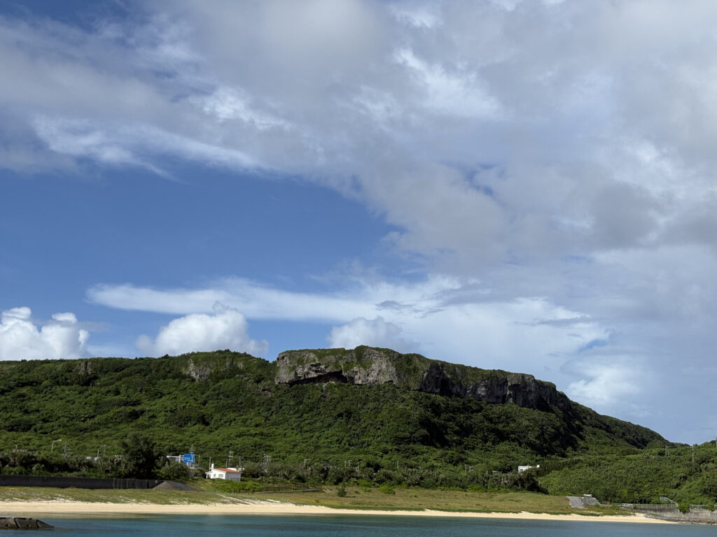 沖縄　八重山　与那国　旅　旅行　祖納　久部良　比川　観光　おすすめ　絶景　ディープ　パワースポット　聖地　御嶽　泡盛　どなん　日本最西端　冒険　探検　放浪　秘境　ビーチ　島　酒造所　ジャングル　クバ　花酒　Drコトー　ティンダバナ　サンニヌ台　立神　サンアイ・イソバ　久部良バリ　東崎　西崎　灯台　与那国馬　固有種　昆虫　生物　国境　台湾　黒潮　自衛隊　基地　カタブル浜　女神　磐座　三女神　岩　　マチリ　トゥニ　ビディリ　ビジュル　砂浜　拝所　崖墓　崖葬墓　ハト　カメ　海底遺跡　古代遺跡　ムー　レムリア　神殿　ストーンサークル　人面石　