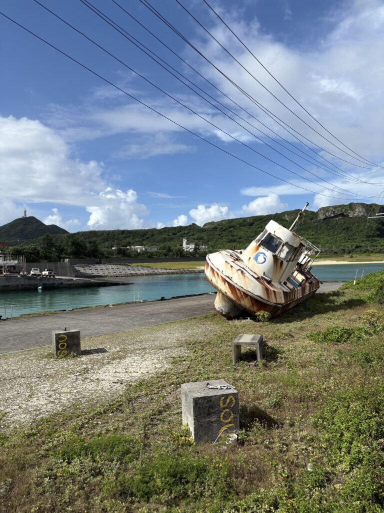 沖縄　八重山　与那国　旅　旅行　祖納　久部良　比川　観光　おすすめ　絶景　ディープ　パワースポット　聖地　御嶽　泡盛　どなん　日本最西端　冒険　探検　放浪　秘境　ビーチ　島　酒造所　ジャングル　クバ　花酒　Drコトー　ティンダバナ　サンニヌ台　立神　サンアイ・イソバ　久部良バリ　東崎　西崎　灯台　与那国馬　固有種　昆虫　生物　国境　台湾　黒潮　自衛隊　基地　カタブル浜　女神　磐座　三女神　岩　　マチリ　トゥニ　ビディリ　ビジュル　砂浜　拝所　崖墓　崖葬墓　ハト　カメ　海底遺跡　古代遺跡　ムー　レムリア　神殿　ストーンサークル　人面石　