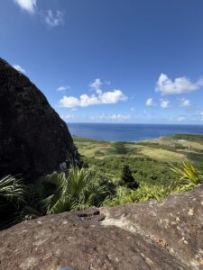 ミミシ,旅、旅行、与那国、与那国島、八重山、沖縄、磐座、岩、拝所、御嶽、知られざる、巨石、文明、巨石文明、失われた、探検、冒険、遺物、遺構、発見、好奇心、山、石造物、顔、蛇、女神、三女神、亀、海神、綿津見、太古、海底遺跡、海、ビーチ、気になる、ハト、鳥、船
