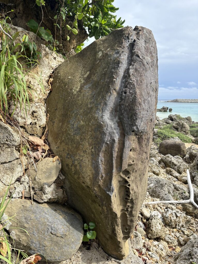 ミミシ,旅、旅行、与那国、与那国島、八重山、沖縄、磐座、岩、拝所、御嶽、知られざる、巨石、文明、巨石文明、失われた、探検、冒険、遺物、遺構、発見、好奇心、山、石造物、顔、蛇、女神、三女神、亀、海神、綿津見、太古、海底遺跡、海、ビーチ、気になる、ハト、鳥、船