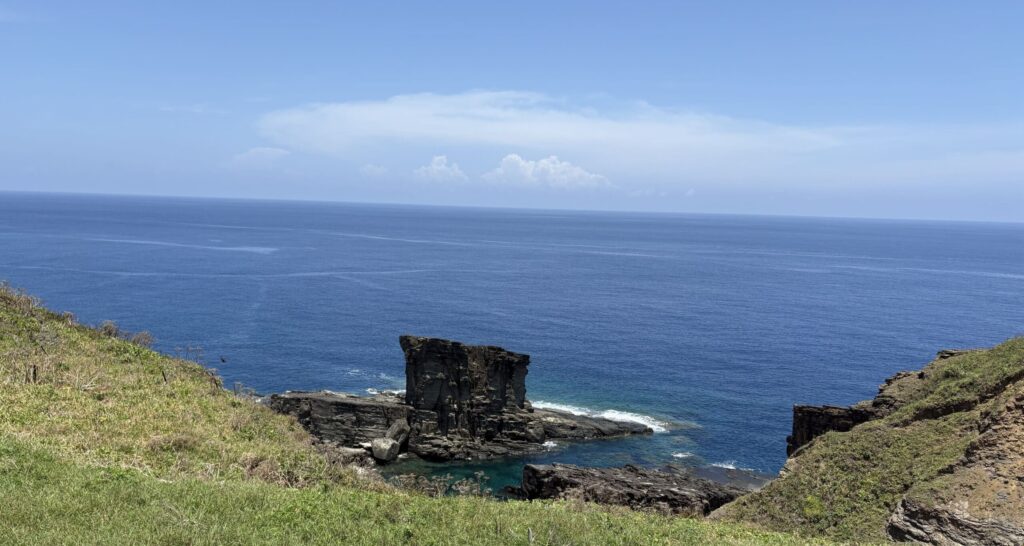 沖縄　八重山　与那国　旅　旅行　祖納　久部良　比川　観光　おすすめ　絶景　ディープ　パワースポット　聖地　御嶽　泡盛　どなん　日本最西端　冒険　探検　放浪　秘境　ビーチ　島　酒造所　ジャングル　クバ　花酒　Drコトー　ティンダバナ　サンニヌ台　立神　サンアイ・イソバ　久部良バリ　東崎　西崎　灯台　与那国馬　固有種　昆虫　生物　国境　台湾　黒潮　自衛隊　基地　カタブル浜　女神　磐座　三女神　岩　　マチリ　トゥニ　ビディリ　ビジュル　砂浜　拝所　崖墓　崖葬墓　ハト　カメ　海底遺跡　古代遺跡　ムー　レムリア　神殿　ストーンサークル　