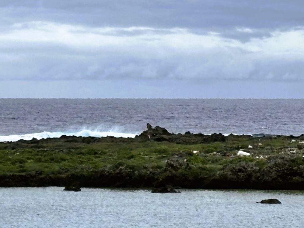 ミミシ,旅、旅行、与那国、与那国島、八重山、沖縄、磐座、岩、拝所、御嶽、知られざる、巨石、文明、巨石文明、失われた、探検、冒険、遺物、遺構、発見、好奇心、山、石造物、顔、蛇、女神、三女神、亀、海神、綿津見、太古、海底遺跡、海、ビーチ、気になる、ハト、鳥、船