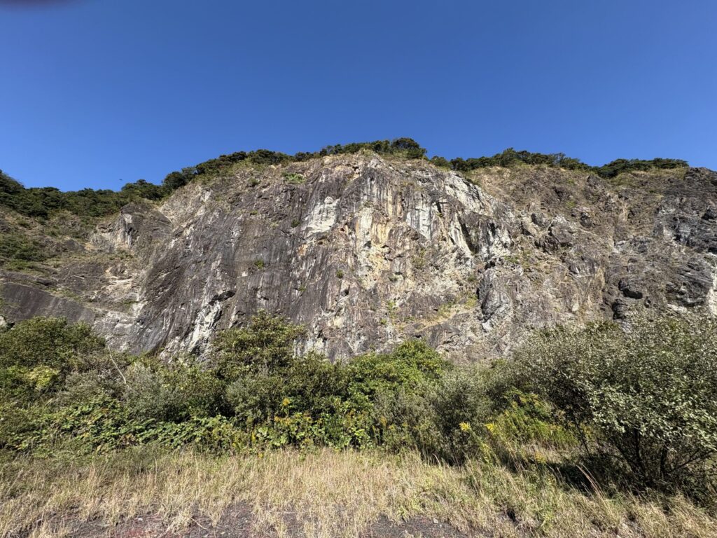 九州　旅　旅行　観光　体験　ツアー　熊本　天草　御所浦島　恐竜　アンモナイト　港　海　化石　地学　刺身　魚　漁港　不知火　探検　冒険　発見　好奇心　磐座　巨石　矢岳　白嶽　ドルメン　巨石　磐座