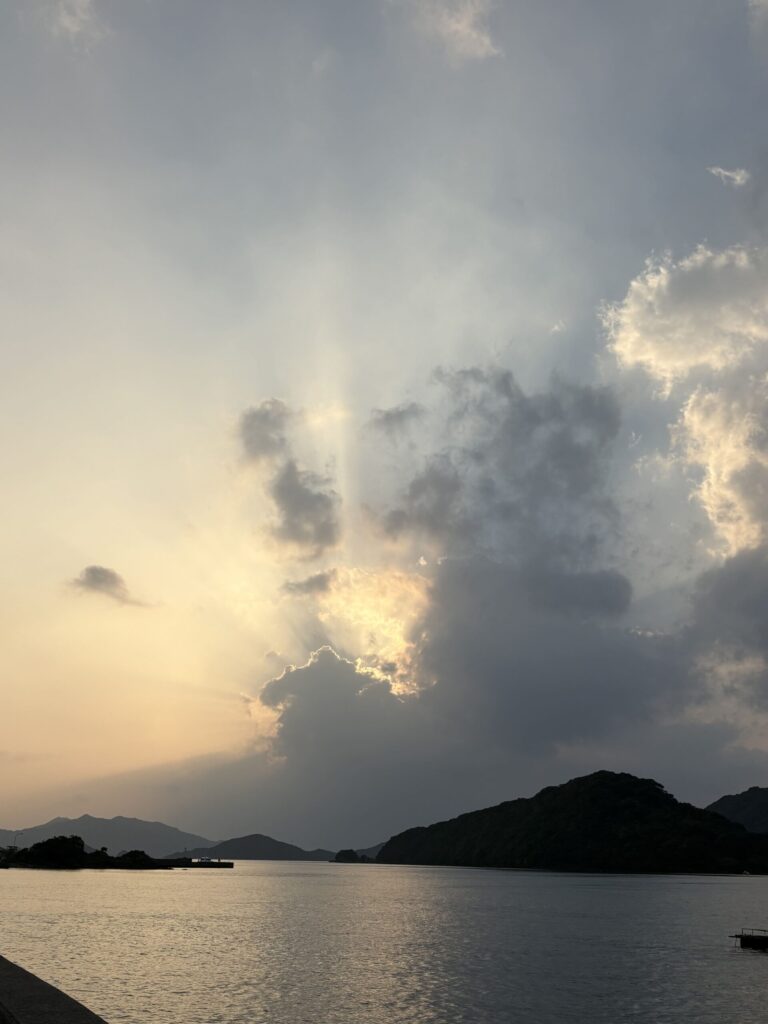 九州　旅　旅行　観光　体験　ツアー　熊本　天草　御所浦島　恐竜　アンモナイト　港　海　化石　地学　刺身　魚　漁港　不知火　探検　冒険　発見　好奇心　磐座　巨石　矢岳　白嶽　ドルメン　巨石　磐座　大道港　