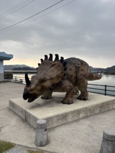 九州　旅　旅行　観光　体験　ツアー　熊本　天草　御所浦島　恐竜　アンモナイト　港　海　化石　地学　刺身　魚　漁港　不知火　探検　冒険　発見　好奇心　磐座　巨石　矢岳　白嶽　ドルメン　巨石　磐座　大道港　