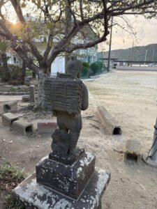九州　旅　旅行　観光　体験　ツアー　熊本　天草　御所浦島　恐竜　アンモナイト　港　海　化石　地学　刺身　魚　漁港　不知火　探検　冒険　発見　好奇心　磐座　巨石　矢岳　白嶽　ドルメン　巨石　磐座　棚橋港　