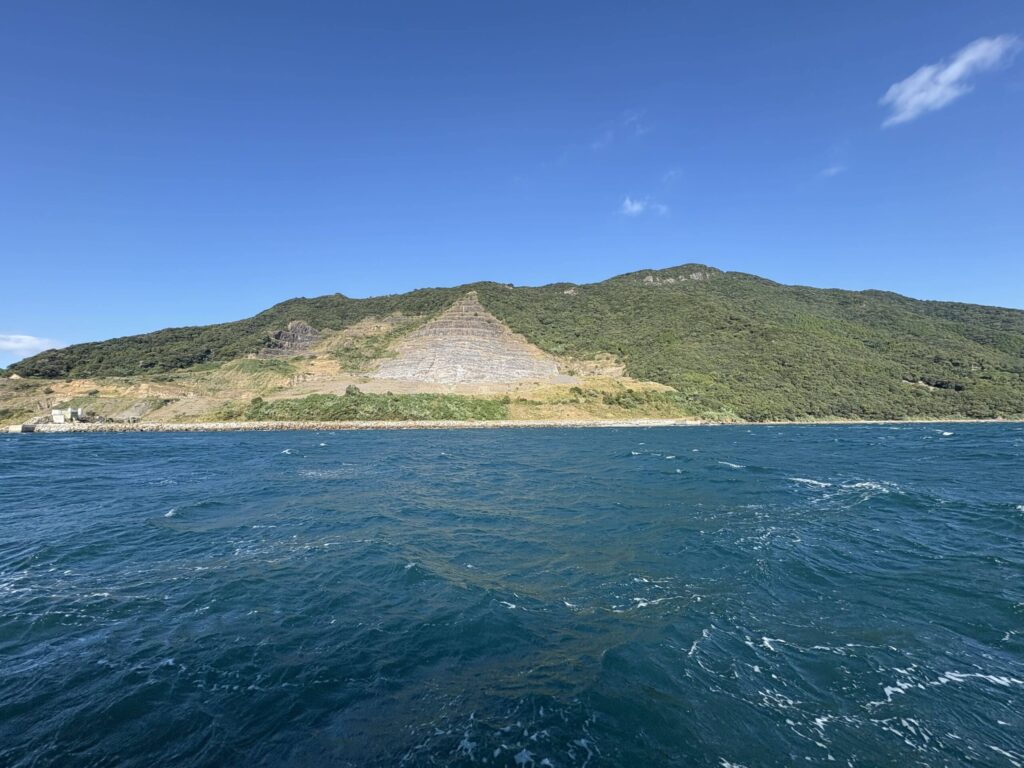 九州　旅　旅行　観光　体験　ツアー　熊本　天草　御所浦島　恐竜　アンモナイト　港　海　化石　地学　刺身　魚　漁港　不知火　探検　冒険　発見　好奇心　磐座　巨石　矢岳　白嶽　ドルメン　巨石　磐座　大道港　