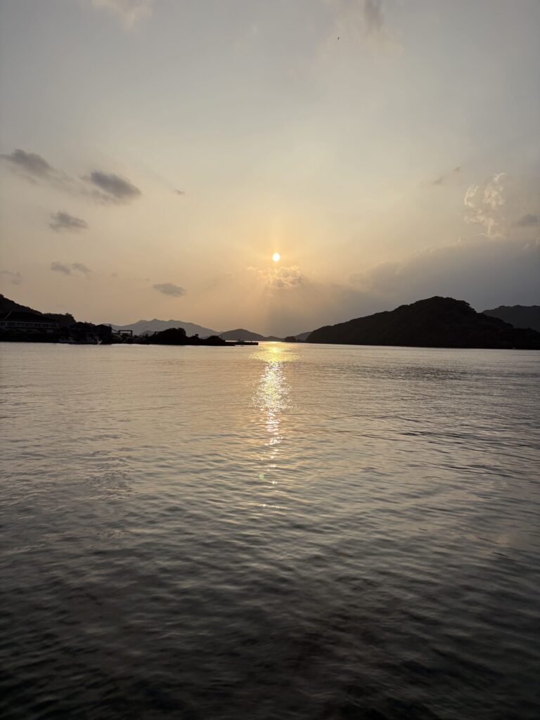 九州　旅　旅行　観光　体験　ツアー　熊本　天草　御所浦島　恐竜　アンモナイト　港　海　化石　地学　刺身　魚　漁港　不知火　探検　冒険　発見　好奇心　磐座　巨石　矢岳　白嶽　ドルメン　巨石　磐座　大道港　