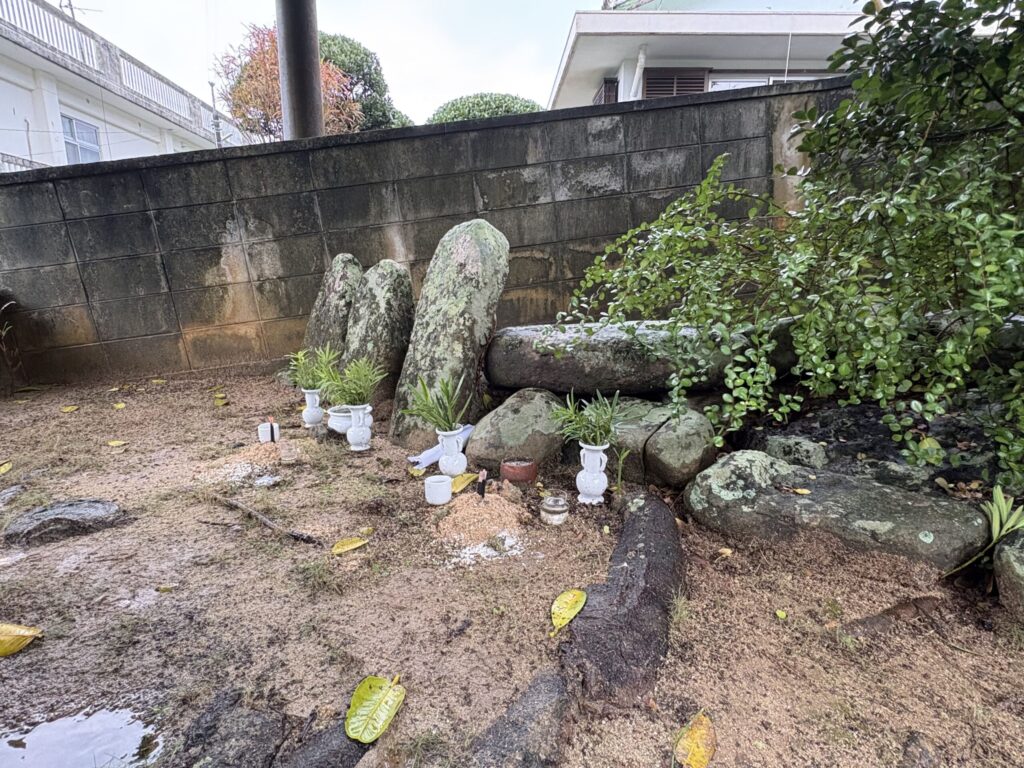 旅 旅行 沖縄 八重山 クバ DANCE tradition okinawa yonaguni 甲子 踊り 太鼓 祭壇 まつり 祭り 宴会 伝統 承継 伝承 親族 一族 集い 家族 社会 ハト 沖縄 与那国島 比川集落 本家 マチリ 拝所 トゥニ 御嶽 10干 陰陽五行説 庚申 食事 12支 杯 ワダツミ 海神 トゥニ ビディリ