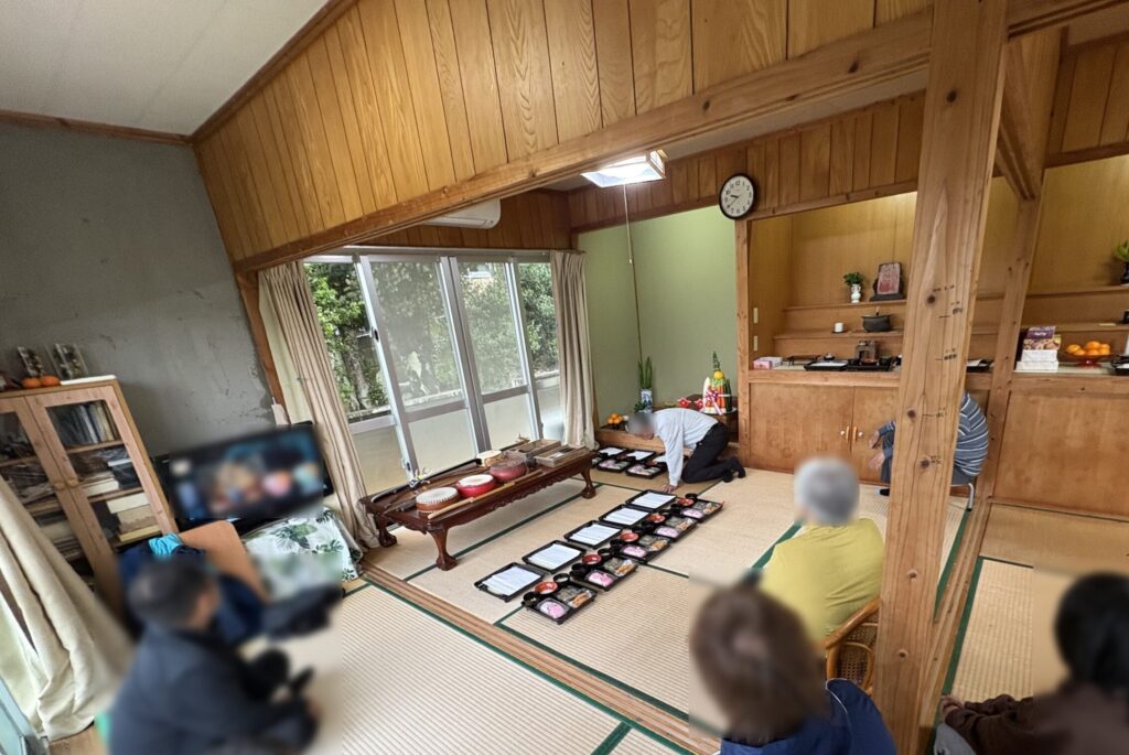 旅 旅行 沖縄 八重山 クバ DANCE tradition okinawa yonaguni 甲子 踊り 太鼓 祭壇 まつり 祭り 宴会 伝統 承継 伝承 親族 一族 集い 家族 社会 ハト 沖縄 与那国島 比川集落 本家 マチリ 拝所 トゥニ 御嶽 10干 陰陽五行説 庚申 食事 12支 杯 ワダツミ 海神 トゥニ ビディリ