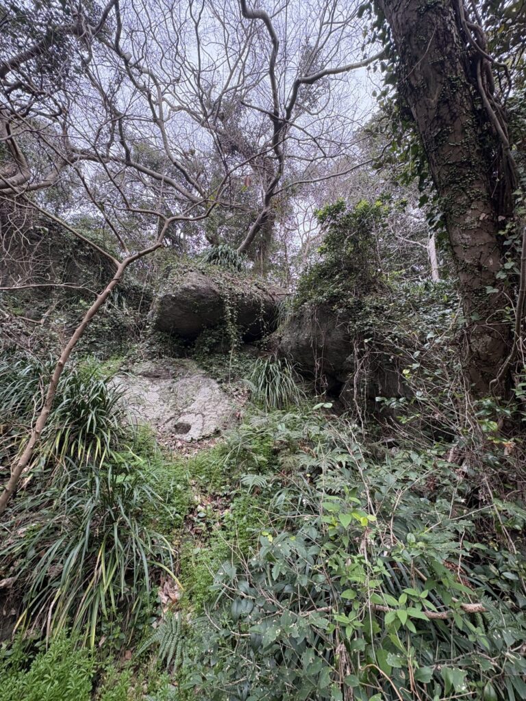 相島　鼻栗瀬　めがね岩　積石塚　支石墓　高妻神社　猫島　磐座